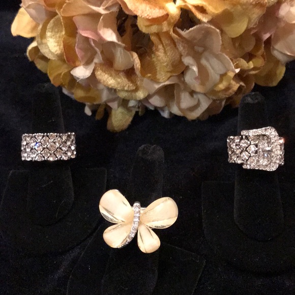 Beautiful Butterfly with Crystals Stretch Ring - Picture 2 of 6